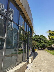 现代建筑旁的开阔步道
