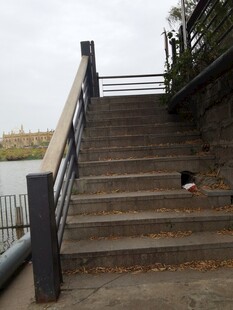 河边木质阶梯景观