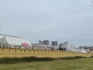 城市边的开阔草地与建筑