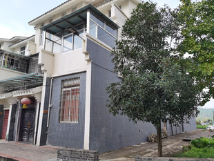 乡村两层灰蓝色民居建筑