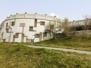 圆形建筑旁的草地小径