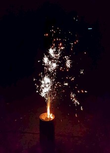 点燃的烟花绽放绚丽火花