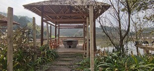 湖畔木质凉亭景观