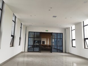 宽敞明亮的现代空旷室内空间