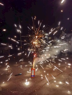 夜空中绚丽的手持烟花