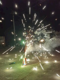 夜空中绚烂的烟花绽放