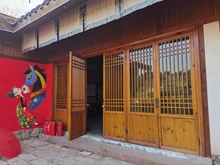 中式古宅门前的传统景象