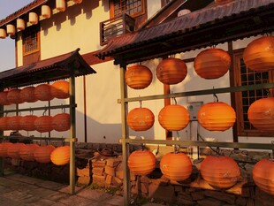农家院悬挂的橙色灯笼