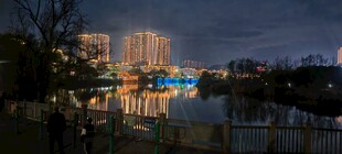 夜幕下的城市河畔风光