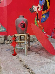 传统场景中的中式酒坛