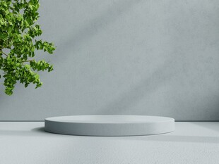 简约展台旁的翠绿植物