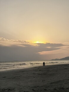 日落海滩上的孤独身影