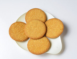 美味圆形饼干摆于白盘