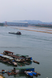 江边停泊的船只与水上人家