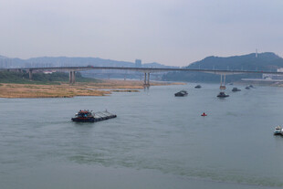 江面上的船只与开阔景致