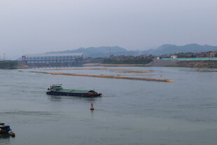 江面上的船只与漂浮物