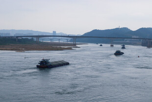 江面上行驶的船只与远山