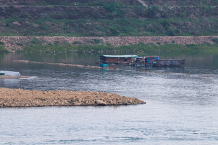 江边水上建筑景观