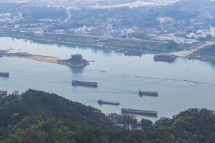 俯瞰江面船只与周边景致