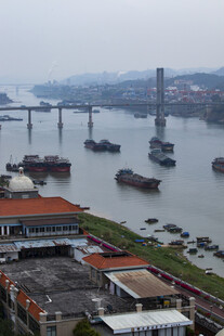 江边船只与桥梁俯瞰景