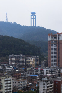 山城城市景观与远处高塔