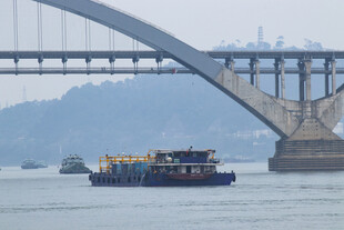 江上船只与拱形大桥景色