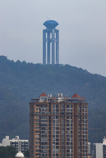 城市高楼与远处地标建筑