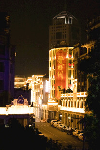 城市夜景中的璀璨建筑