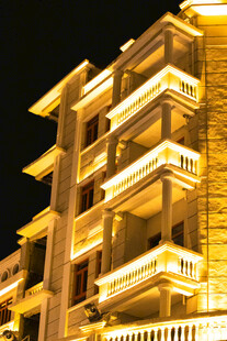 夜间璀璨的豪华多层建筑