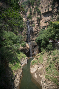 山间峡谷溪流美景