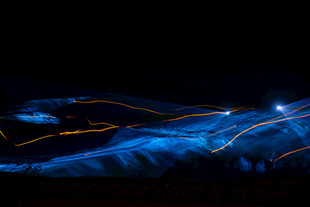 梦幻光影下的动感场景