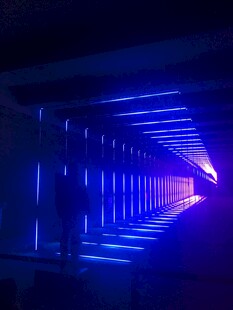 蓝色炫光隧道空间效果