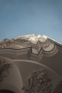 古典建筑顶部精美装饰