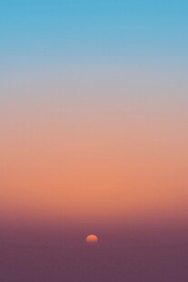 日出时分的绚丽天际