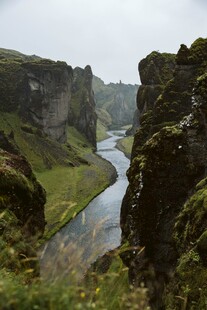 峡谷间蜿蜒流淌的河流