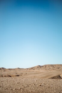 广袤沙漠中的晴朗蓝天