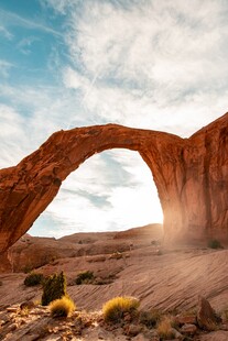 沙漠中的壮丽拱形岩石景观