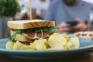 美味三明治配土豆沙拉