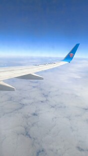 高空俯瞰云海中的飞机