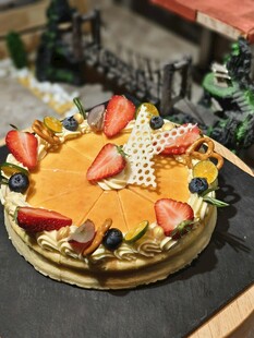 水果装饰的美味精致蛋糕