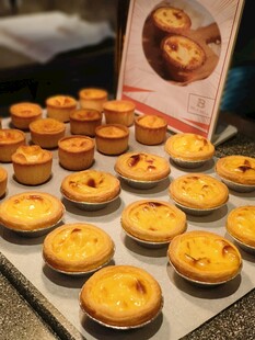 美味蛋挞整齐陈列