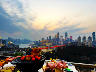城市天际线下的丰盛美食  夜景