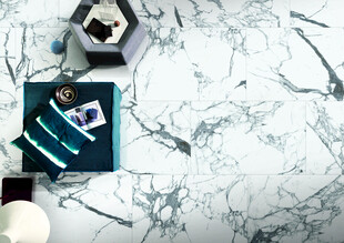 大理石桌面的文具摆件