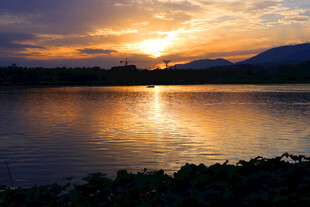 湖畔日落美景