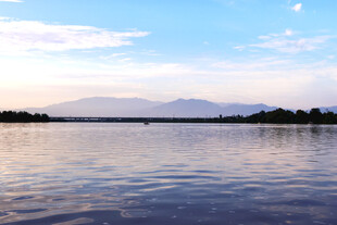宁静湖面与远处山峦美景