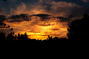 日落时分的绚烂天空景观