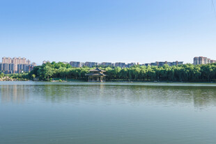 湖畔城市风光