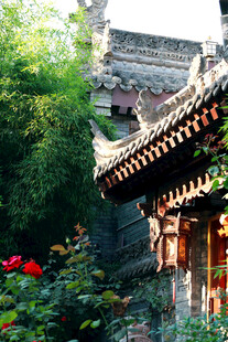 古建旁繁花点缀的景致