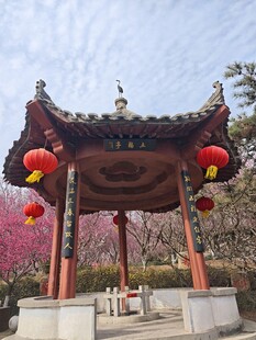 中式凉亭挂红灯笼美景