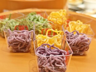多彩果蔬面条展示